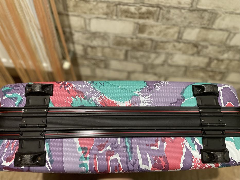 Пластикова валіза без коліс. Дорожній кейс