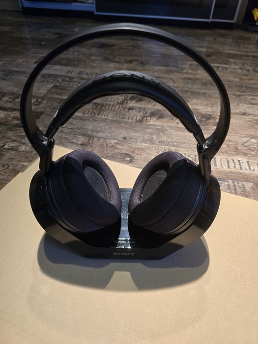 Bezprzewodowe słuchawki SONY MDR-RF840RK  (stacja dokująca)