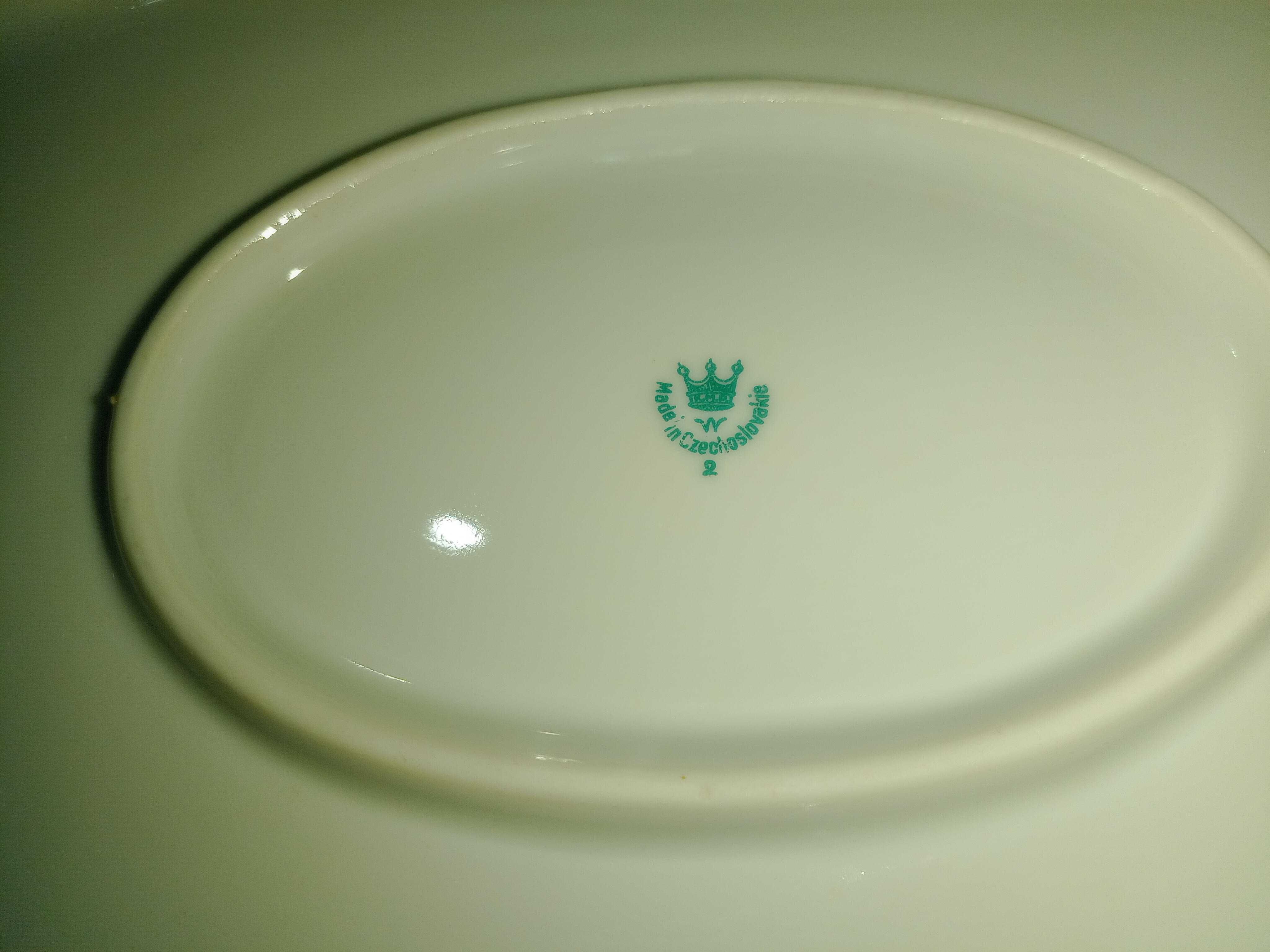 Półmisek porcelanowy w białym kolorze w kwiaty i z złotą obwódką.