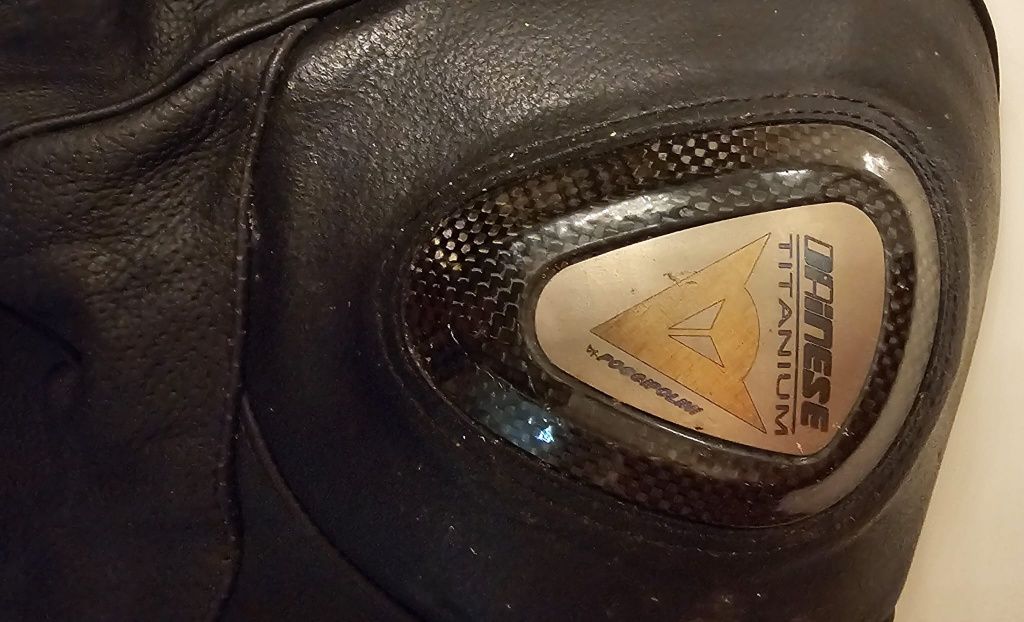 Blusão Dainese em pele com proteções em carbono