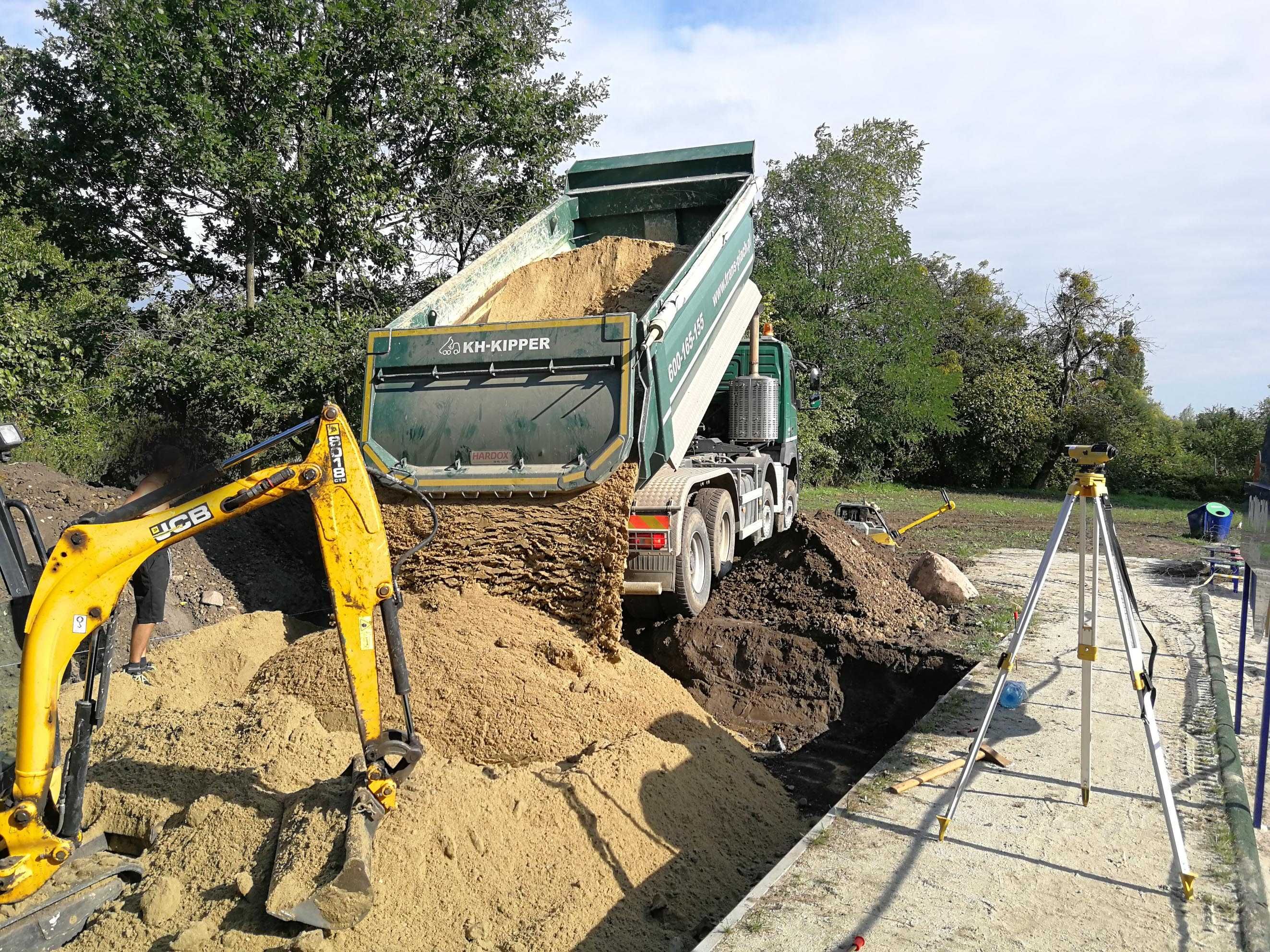 Koparka Koparko ładowarka prace ziemne wykopy pod fundameny instalacje