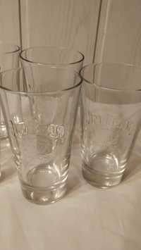 Pięć szklanek do drinków Jim Beam .