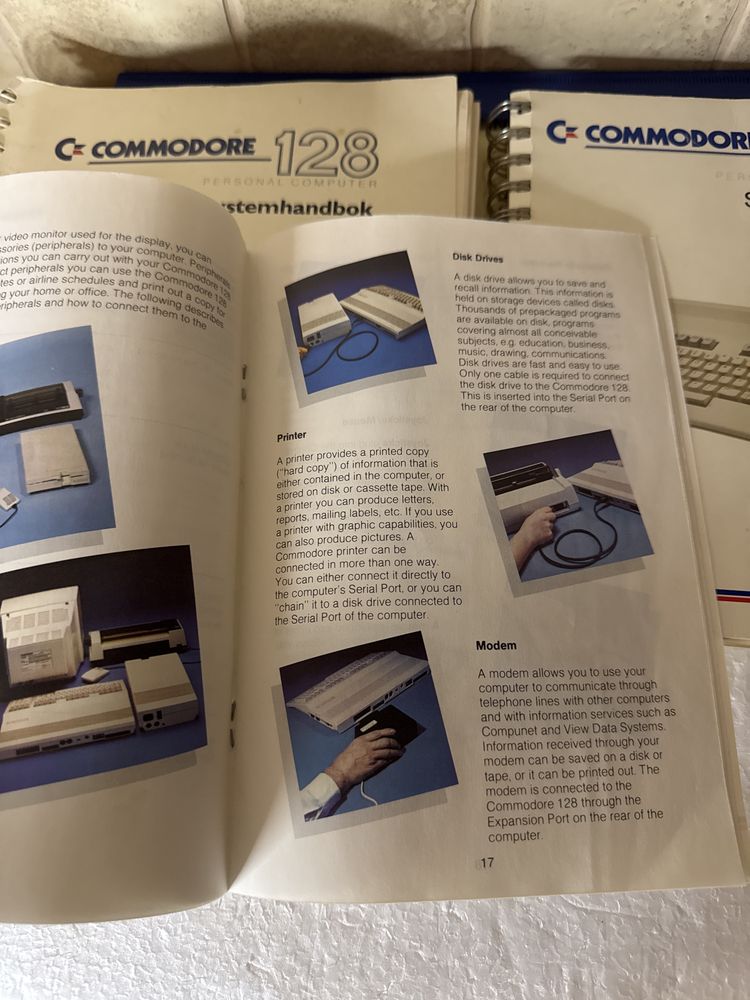 Instrukcje do Commodore 128 - dwie angielskie i szwedzka