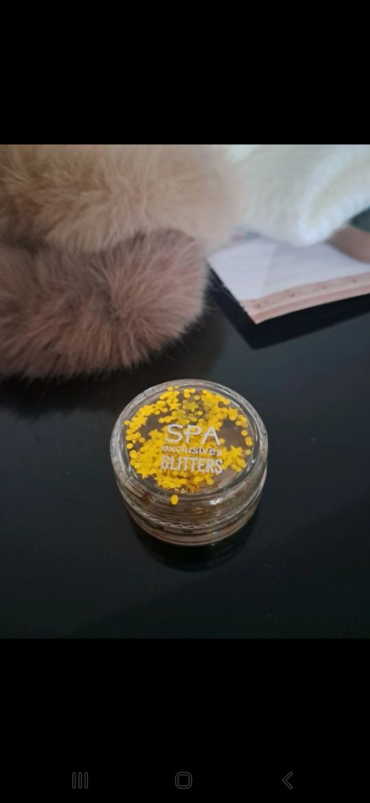 złoty glitter brokat do ciała, makijażu