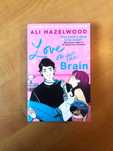 Livro "Love on the brain" de Ali Hazelwood completamente novo