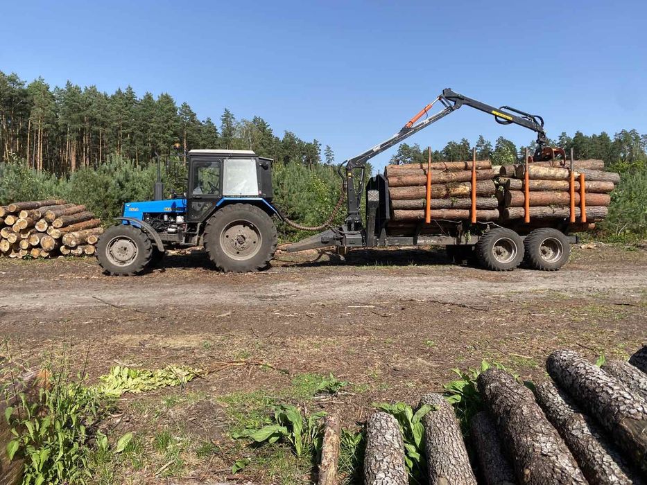 Трактор з причіпом-маніпулятором