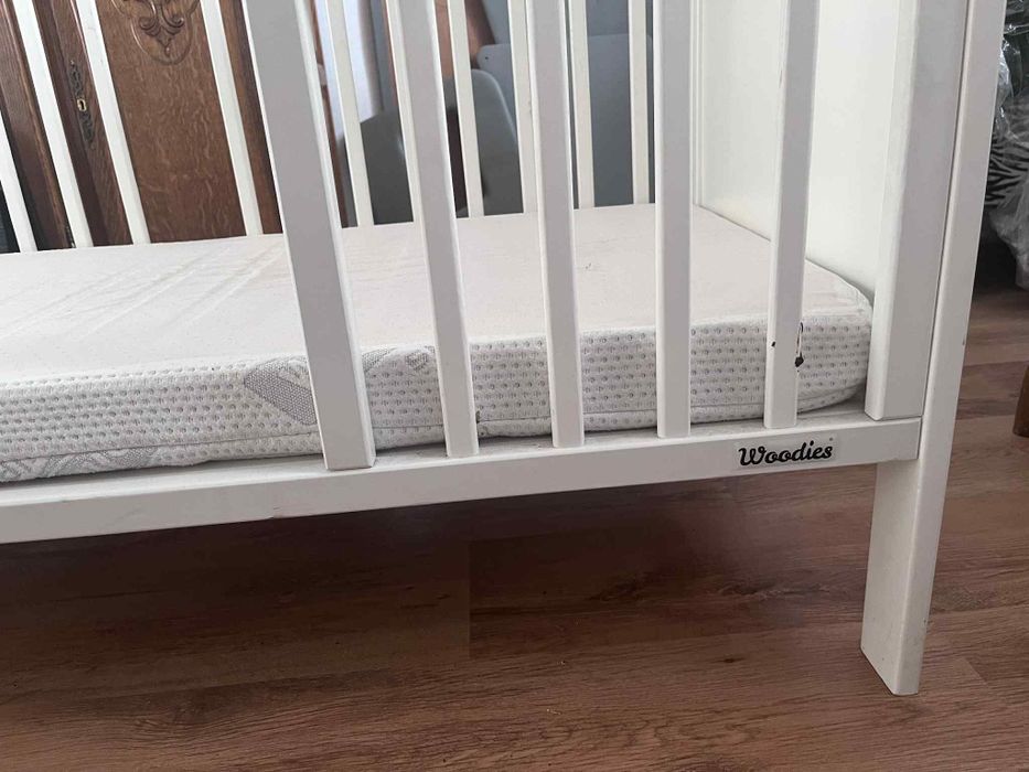 Łóżeczko białe z materacem