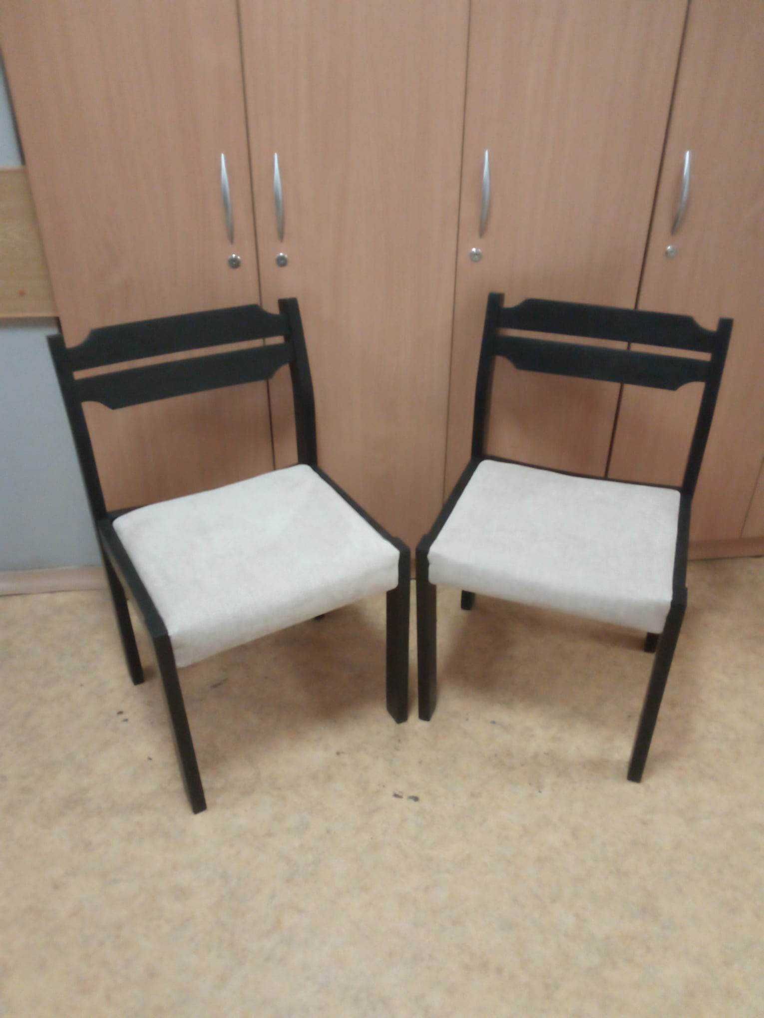 Krzesła PRL po renowacji