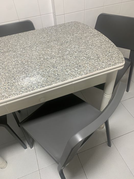 Mesa com quatro cadeiras