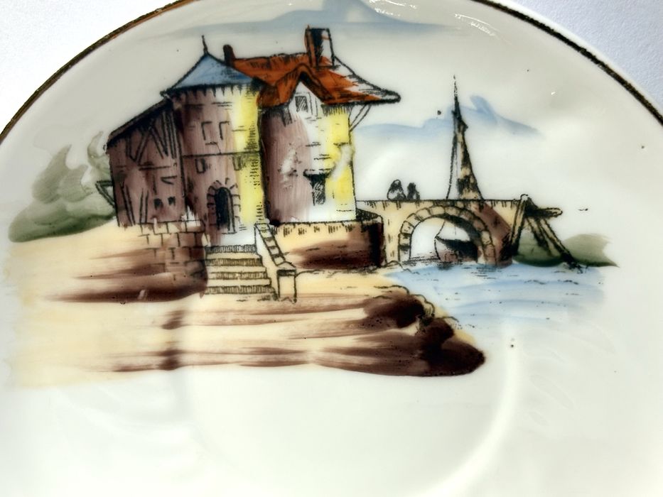 Antiga chávena com pires em porcelana Vista Alegre pintadas à mão