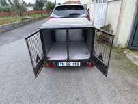 Reboque para transportar cães de caça.