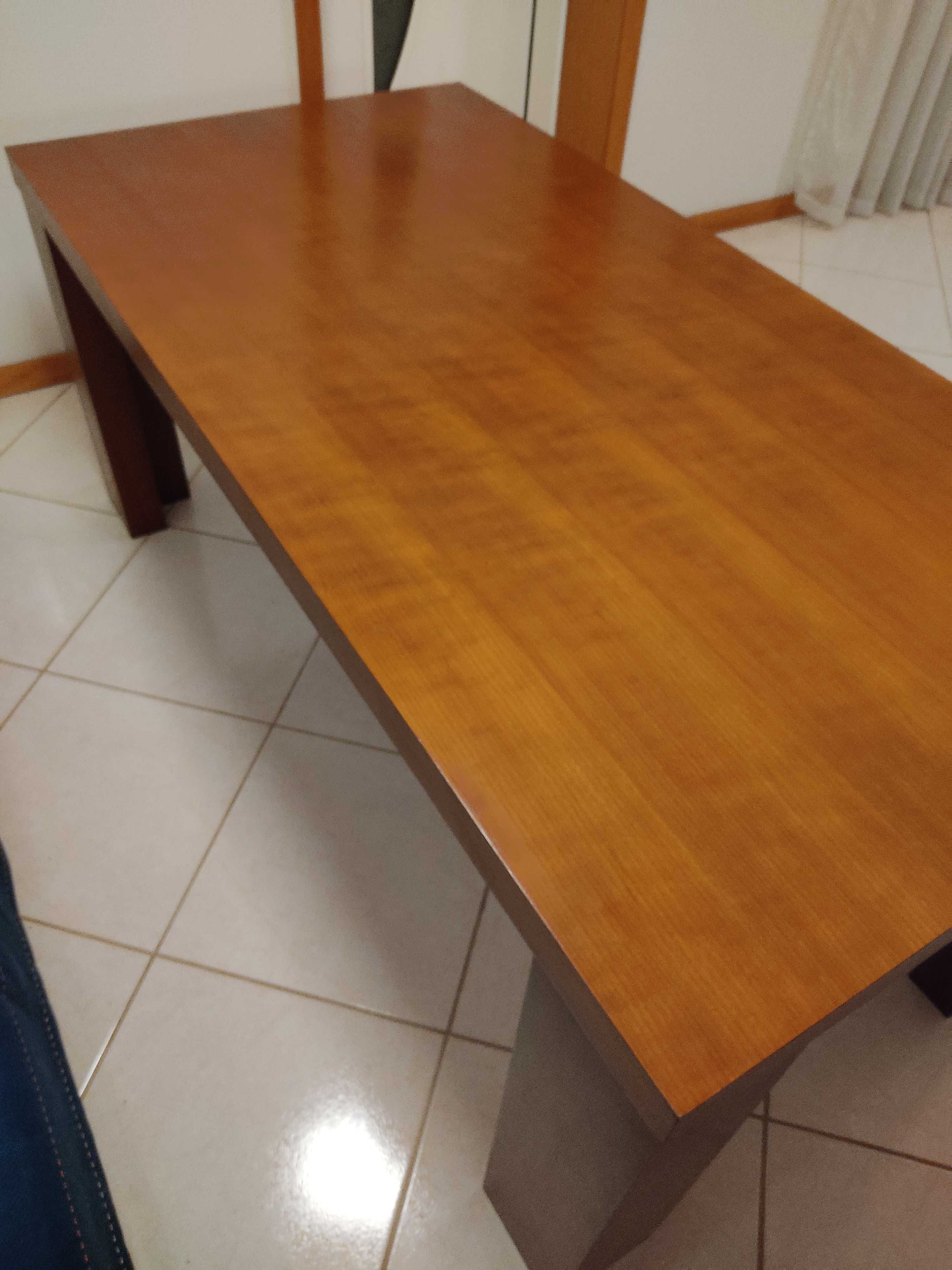 Mesa de jantar em cerejeira