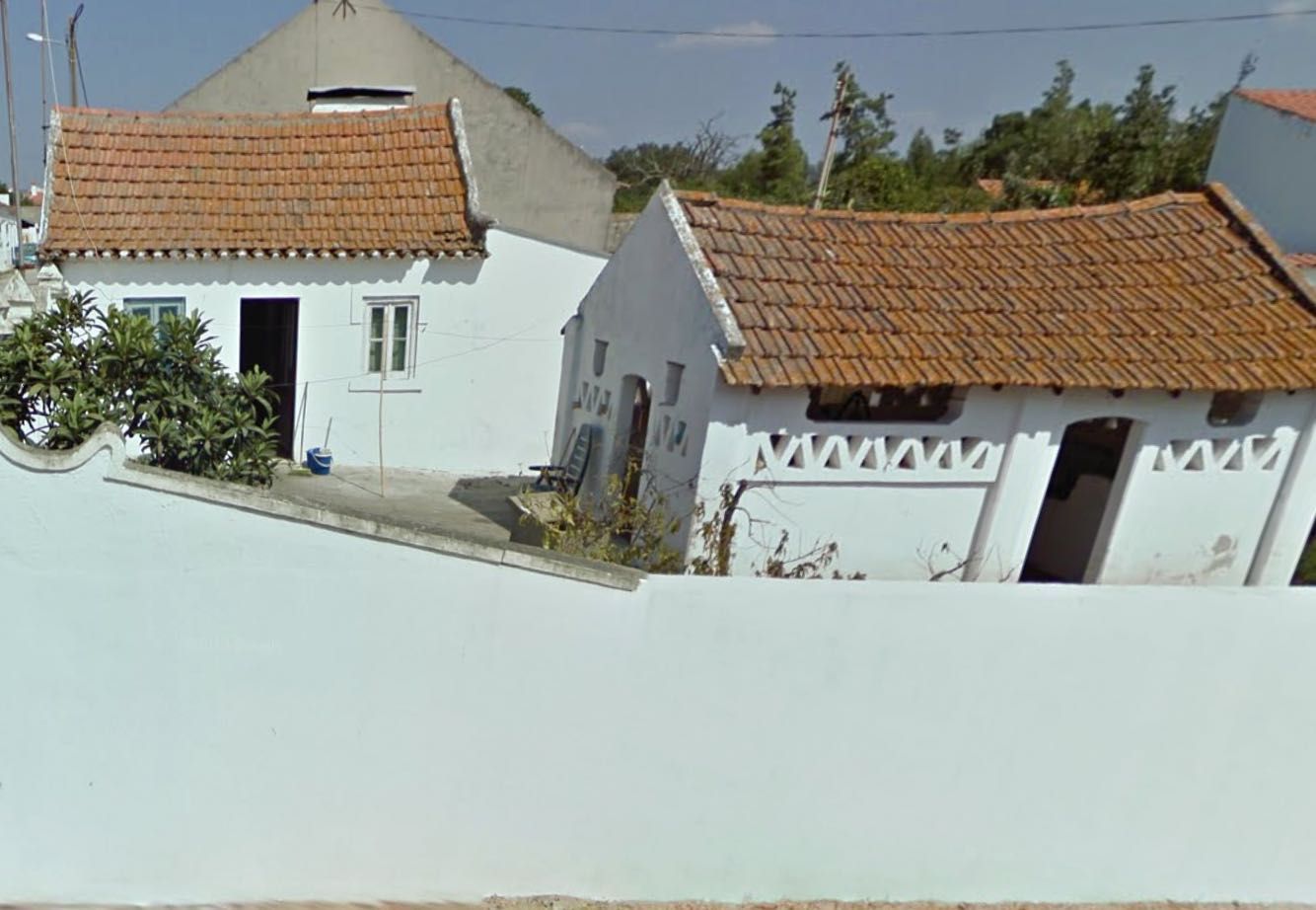 Moradia (Área B 356m2 e Terreno 852m2) a 200m da Estação CP de Pegões