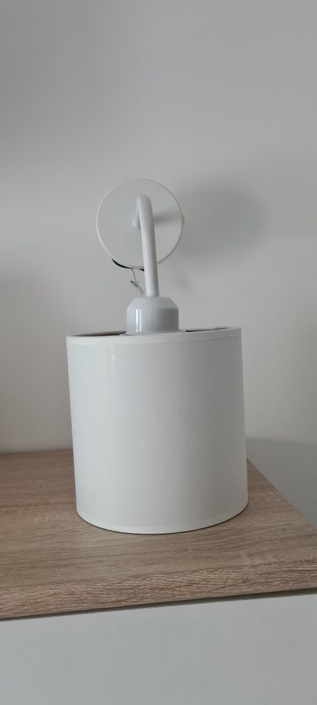 Lampka na ścianę biała