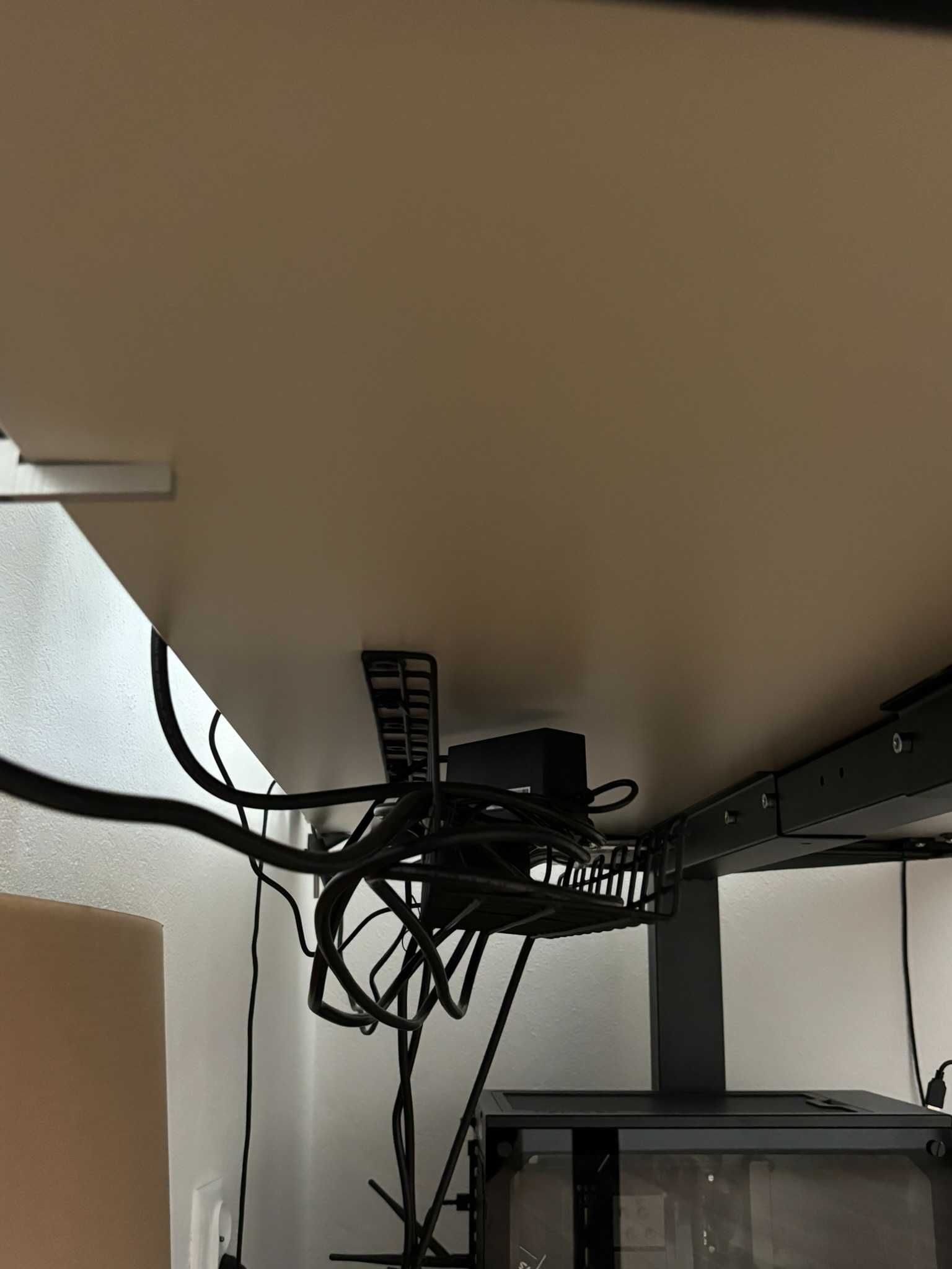 Biurko TROTTEN regulowane + MARKUS + listwa USB - likwidacja biura