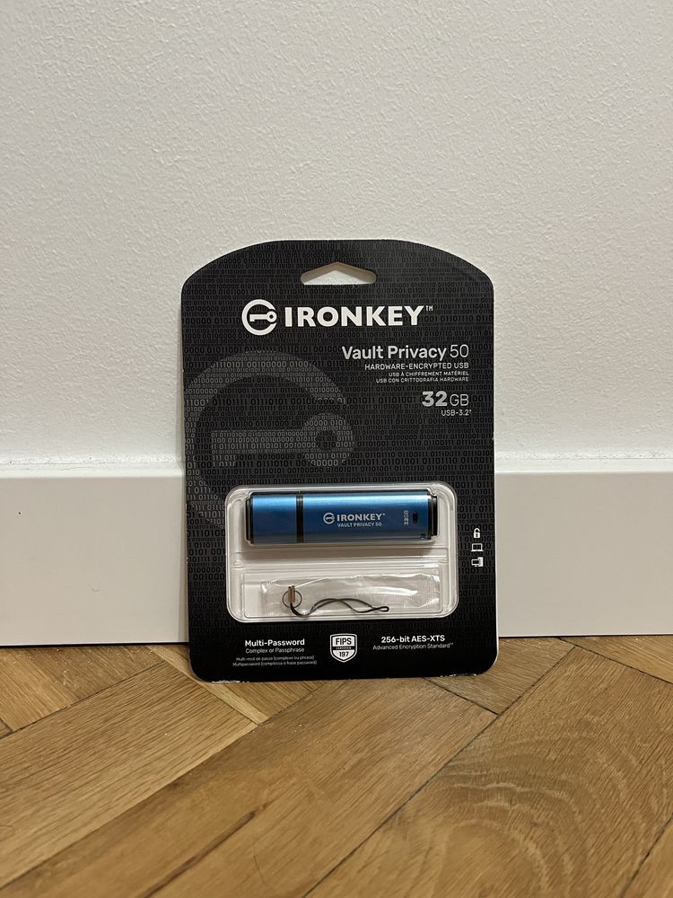 Kingston ironkey 32GB Vault Privacy 50 USB 3.2 pendrive
