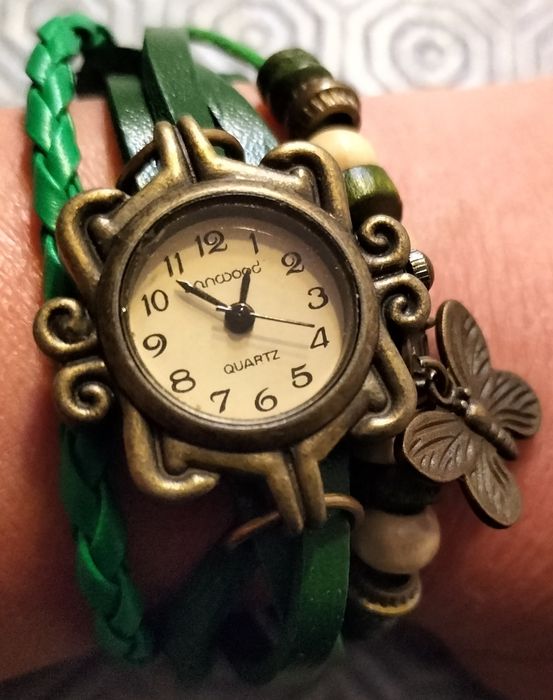 Vendo relógios com pulseiras