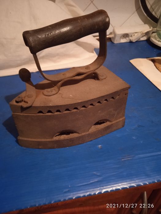 Продам  старинний утюг