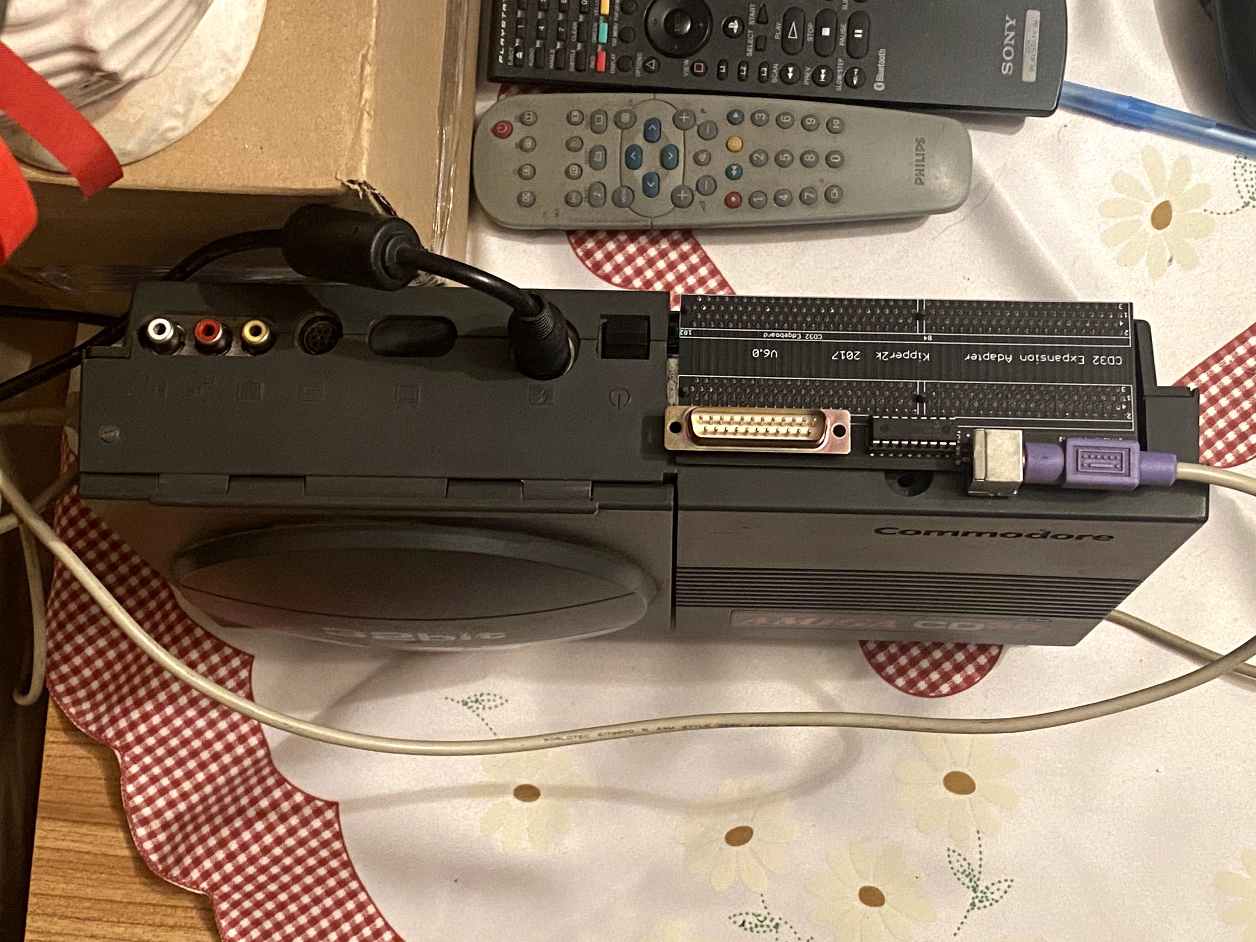 Amiga CD 32 + Terrible Fire + CF workbench gry programy