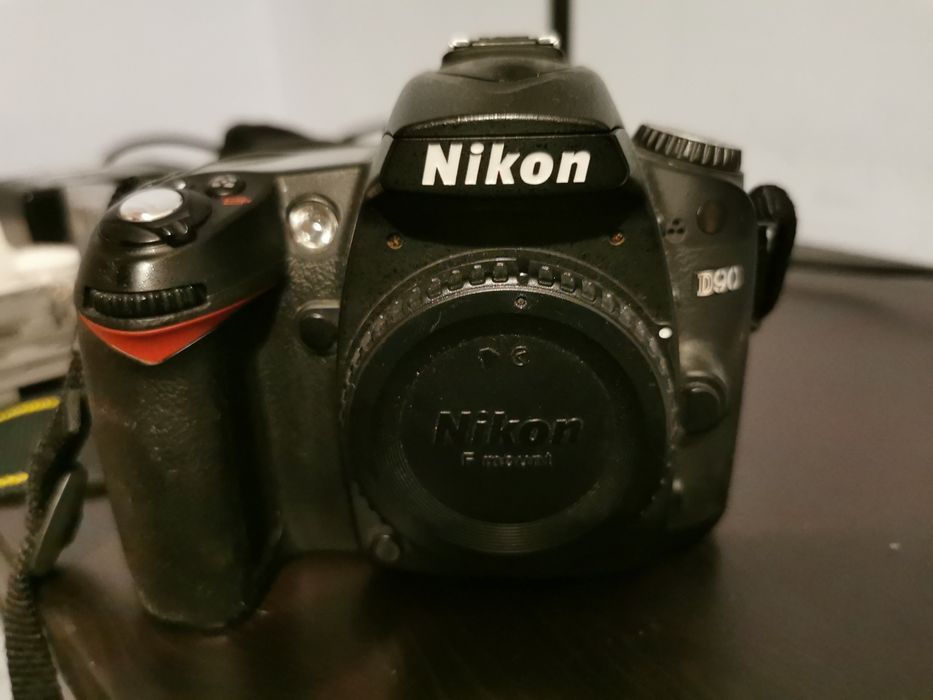 Nikon D90 i MB-D80 i SD