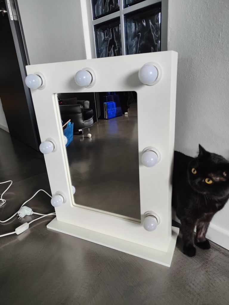Lustro do makijażu/wizażu z oświetleniem LED