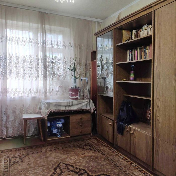 Комната для женщины на Победе-2.  Коммунальные услуги входят в цену