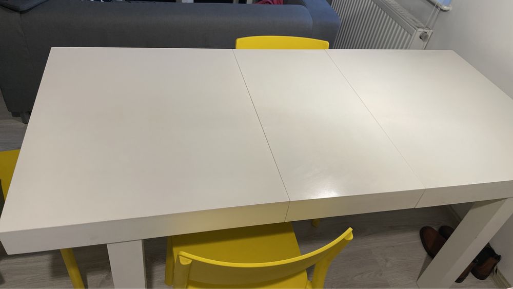 Stol i żółte krzesła z Ikea.