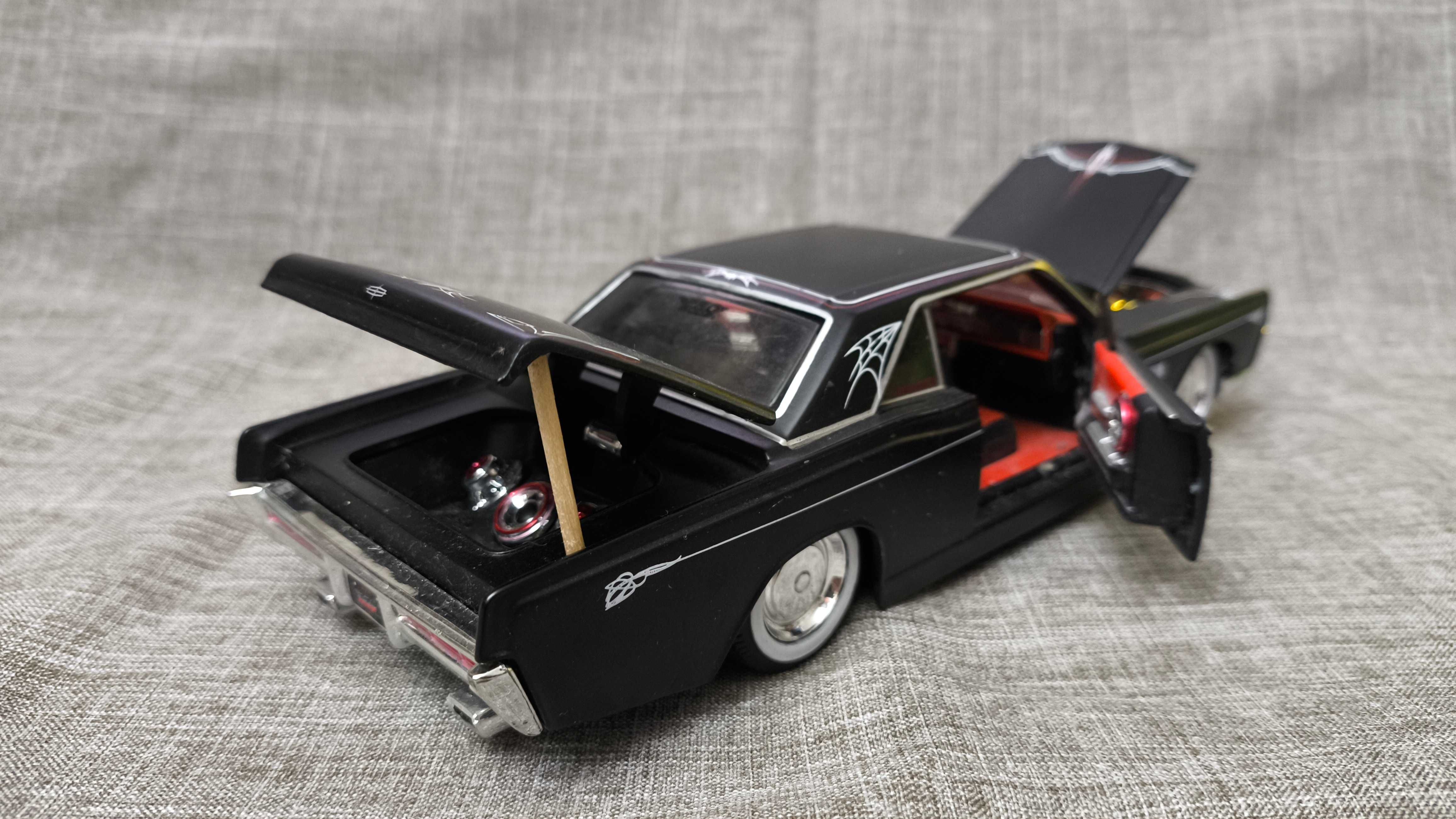 Модель Lincoln Continental 1966 1/24 Maisto