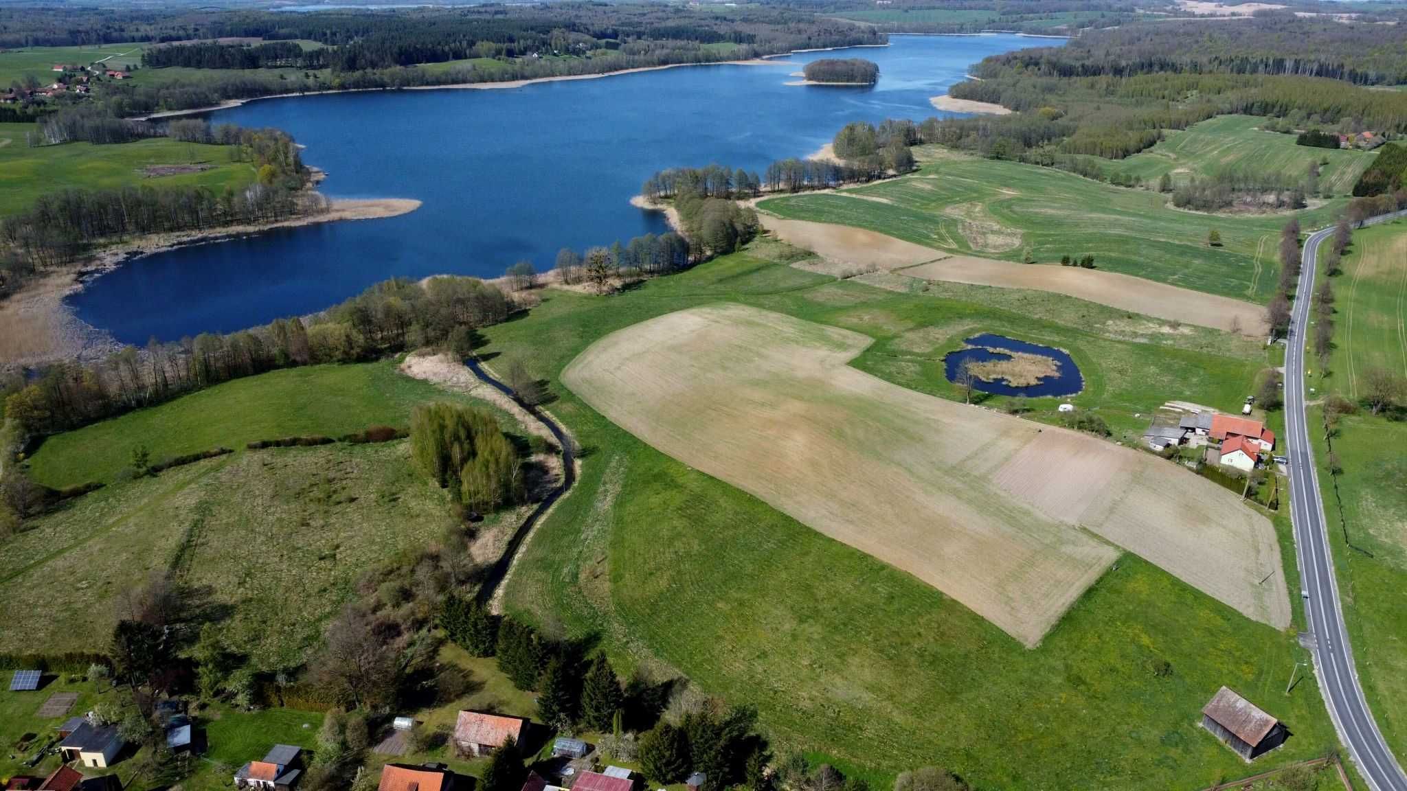 Piękne siedlisko nad jeziorem Tejstymy