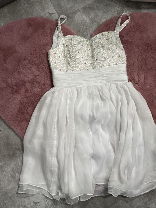 Biala sukienka na ramiączkach z tiulem na panieński ślub chrzciny S