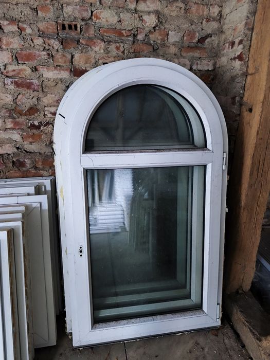 Okna łukowe rozwierno uchylne