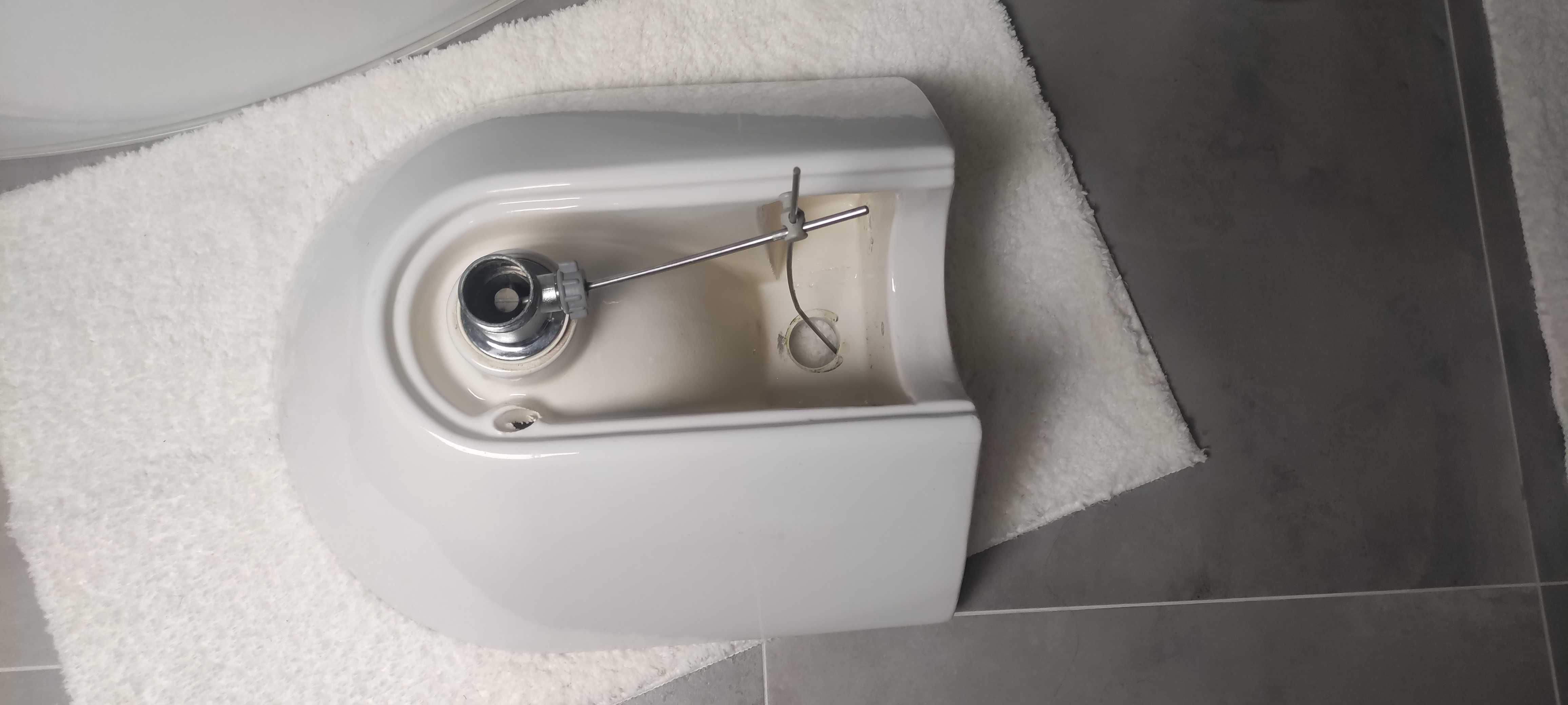 Umywalka ceramiczna mała używana do łazienki