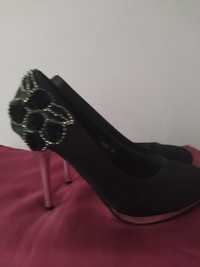 Buty damskie na obcasie r 39