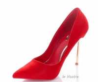 Модельні черевики червоного кольору для жінок.