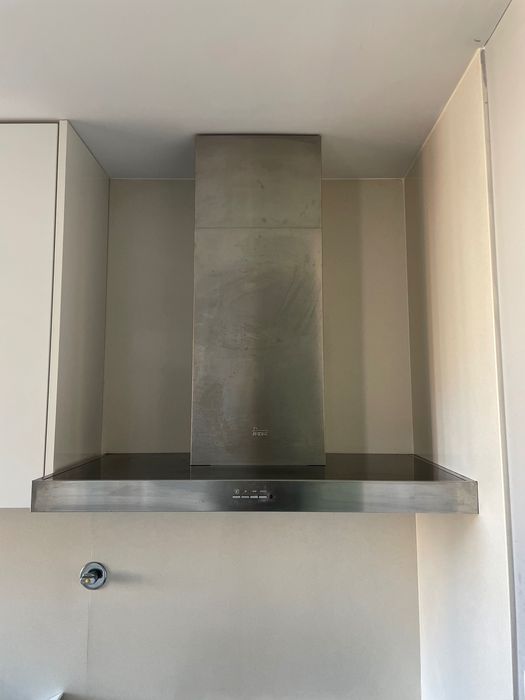 Cozinha branca com pedra