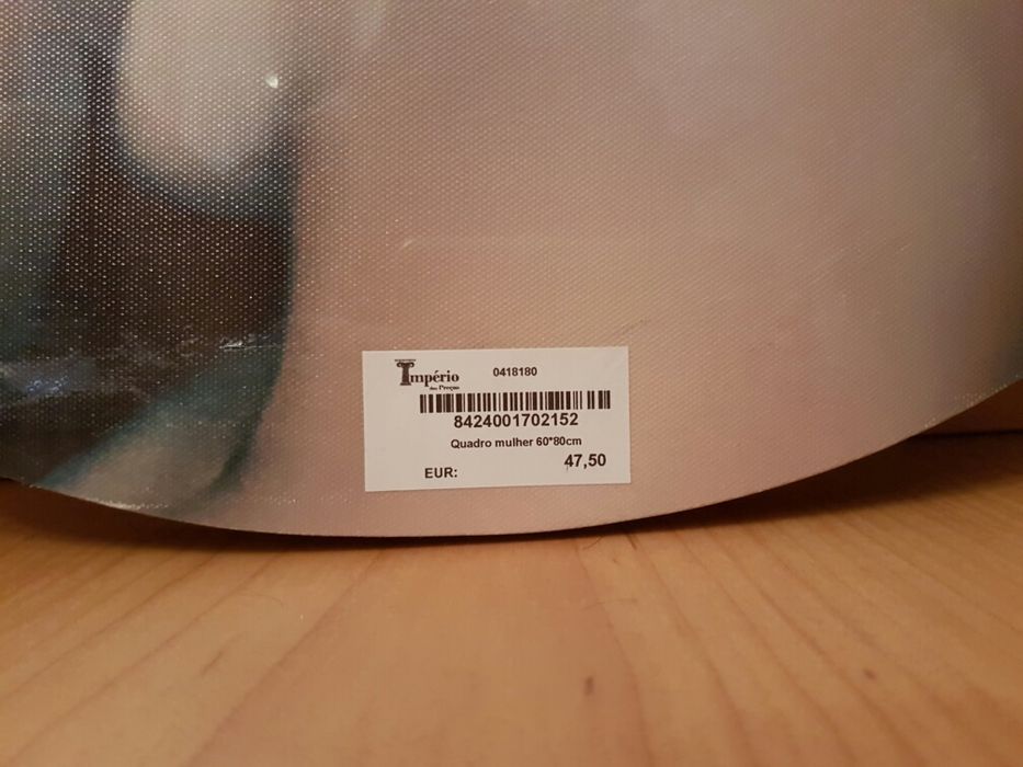 2 quadros ovais preto e banco com rosto de mulher