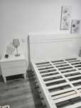 Cama + Mesa de cabeceira
