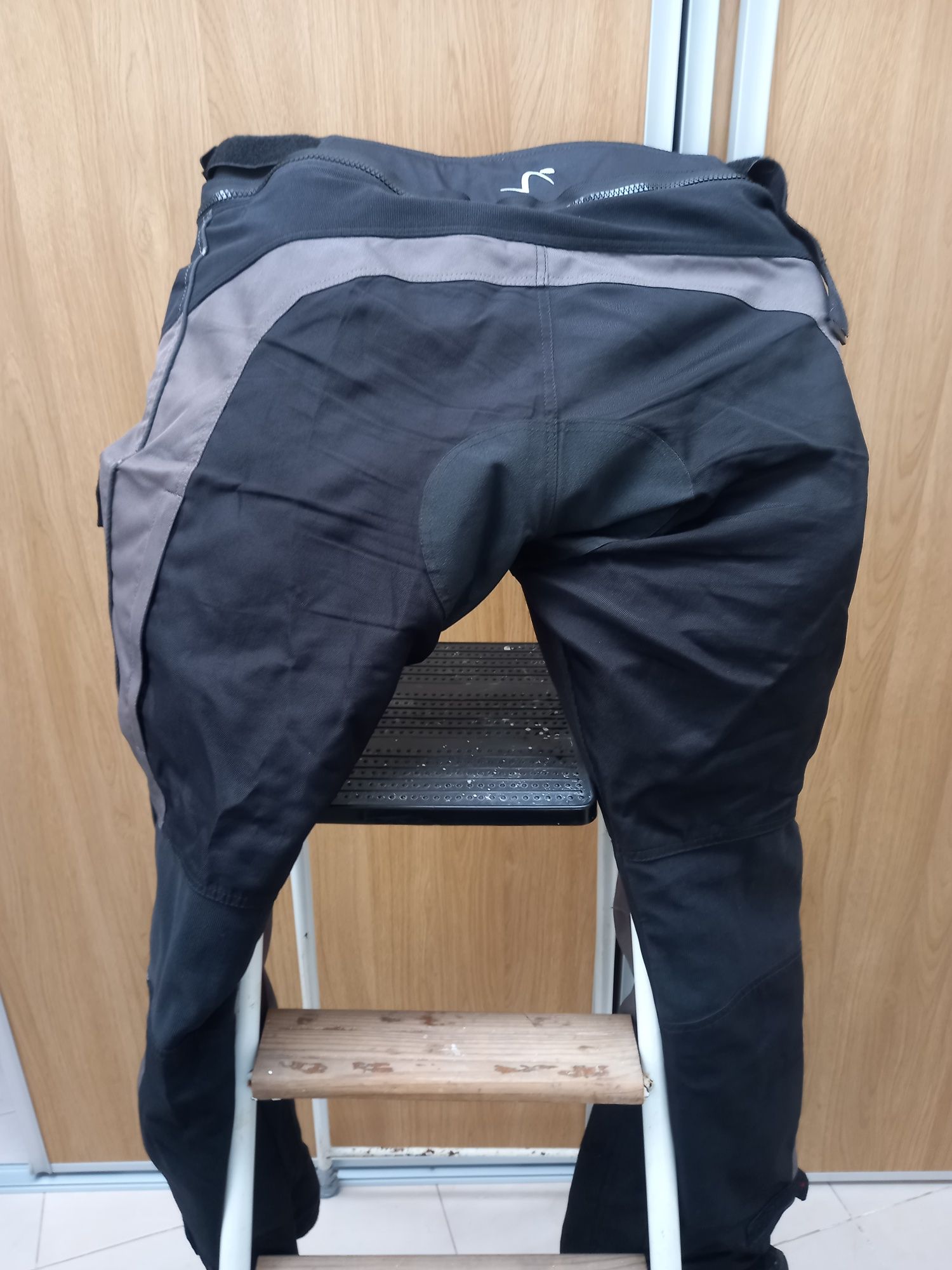 Calças de moto com resguardos