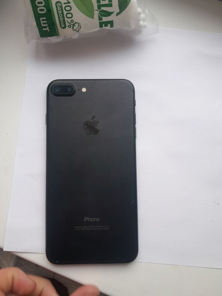 Продам айфон 7+ 128 гігабайт чорний