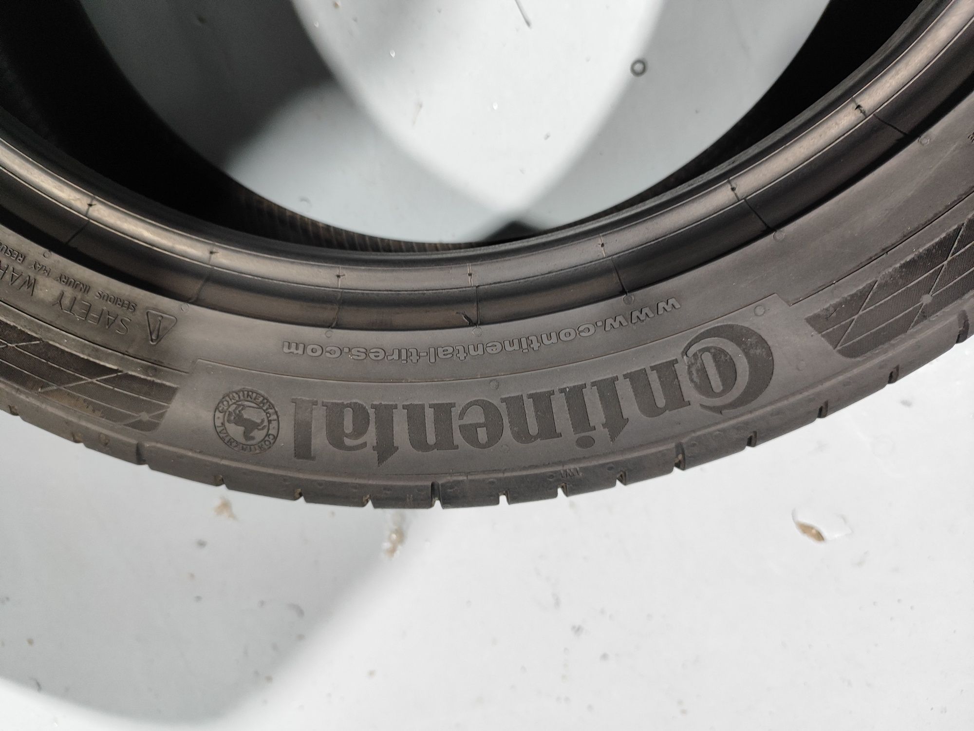 2 pneus semi novos 245-45R19 Continental - Oferta dos Portes