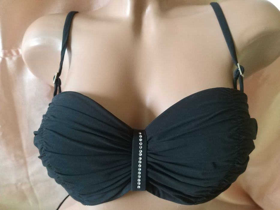 Раздельный черный купальник бандо со стразами