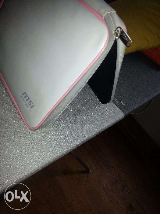 Etui białe do "małego" laptopa lub tableta