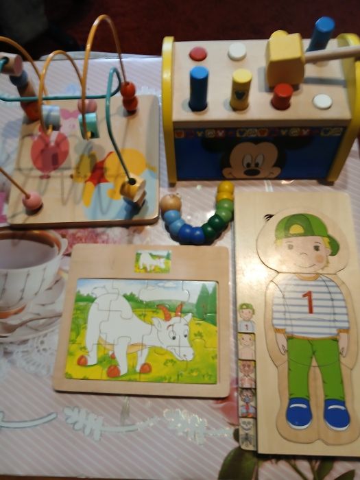 Zestaw drewnianych zabawek układanek