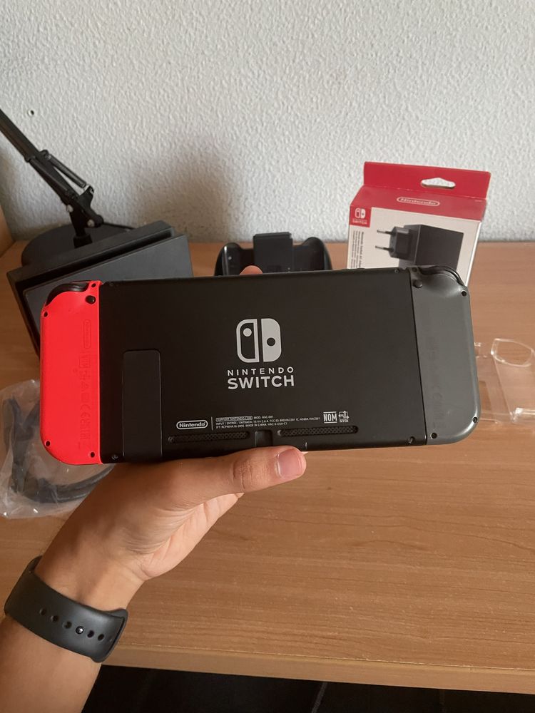 Nintendo Switch (V2) com Dock e Carregador, JoyCons, Grip, Acessorios