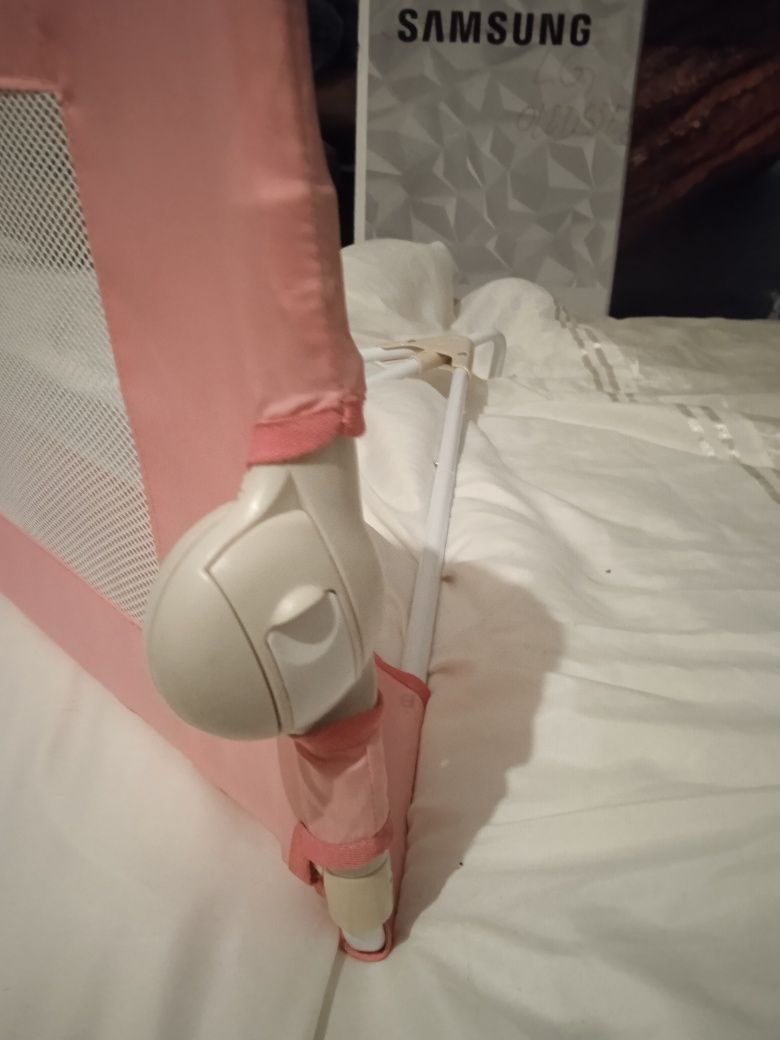 Barierka zabezpieczająca na łóżko pod materac