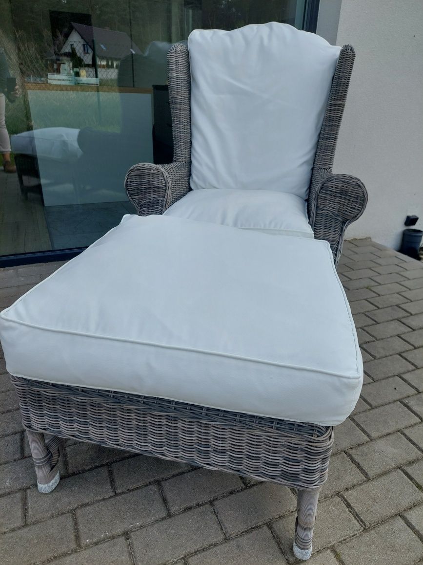 Rattanowy fotel z podnóżkiem Riviera Maison outdoor