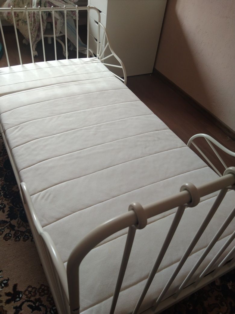 Выдвижная растущая детская кровать ИКЕА и пружинный матрас IKEA МИННЕН