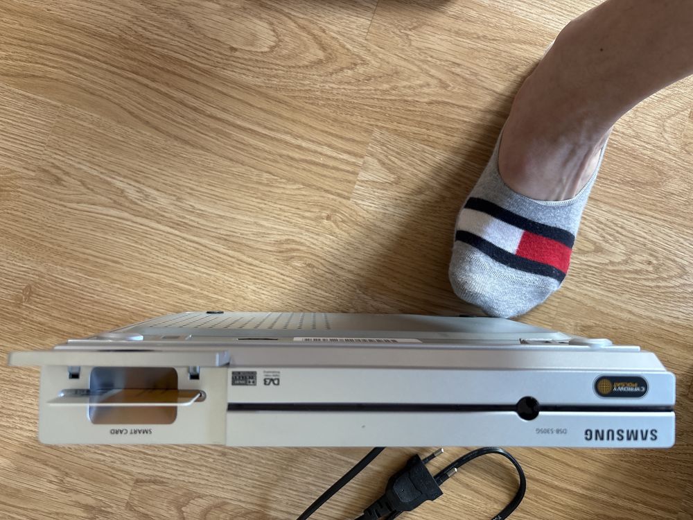Dekoder satelitarny samsung wraz z kartą i pilotem