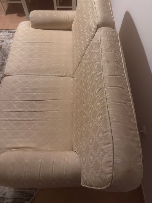 vendo com urgência sofá de 2 lugares