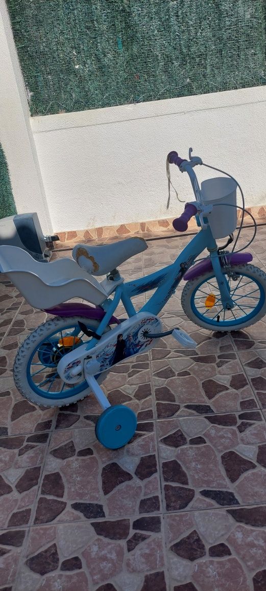 Bicicleta infantil Frozen – com rodinhas, cesto e banco extra